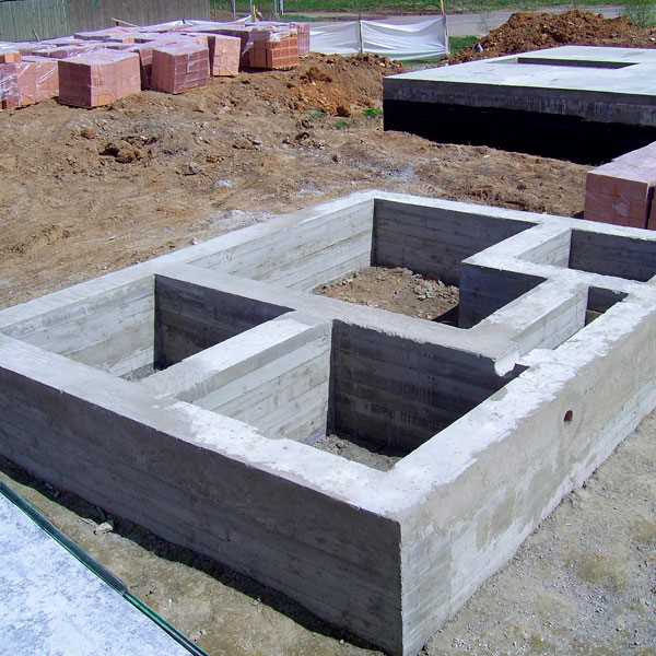 Как выбрать и установить бетонный фундамент для дома?